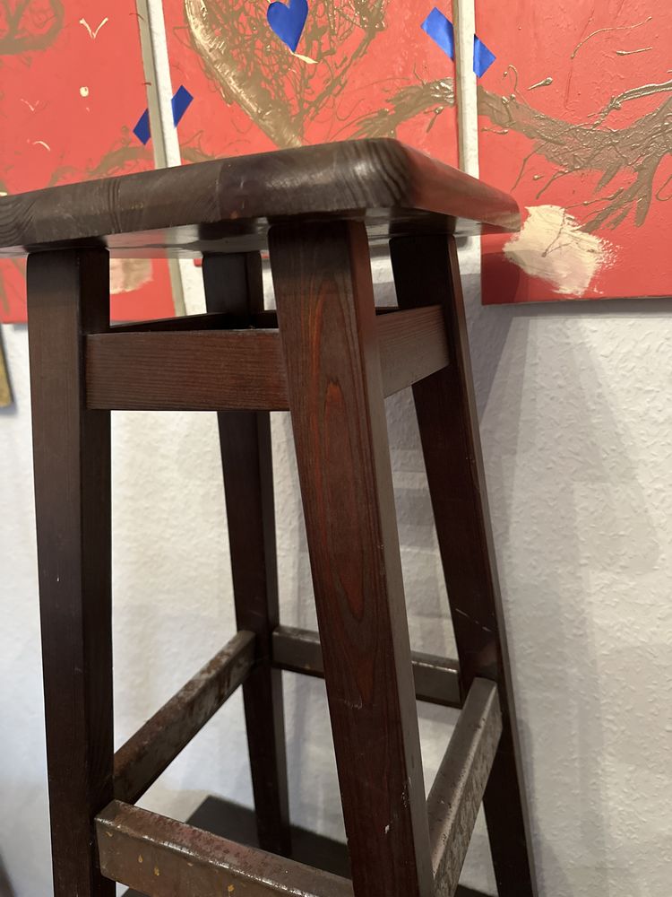 Drewniane krzesto hoker z metalowymi ponozkami