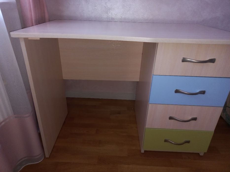 Письмовий стіл з шухлядами