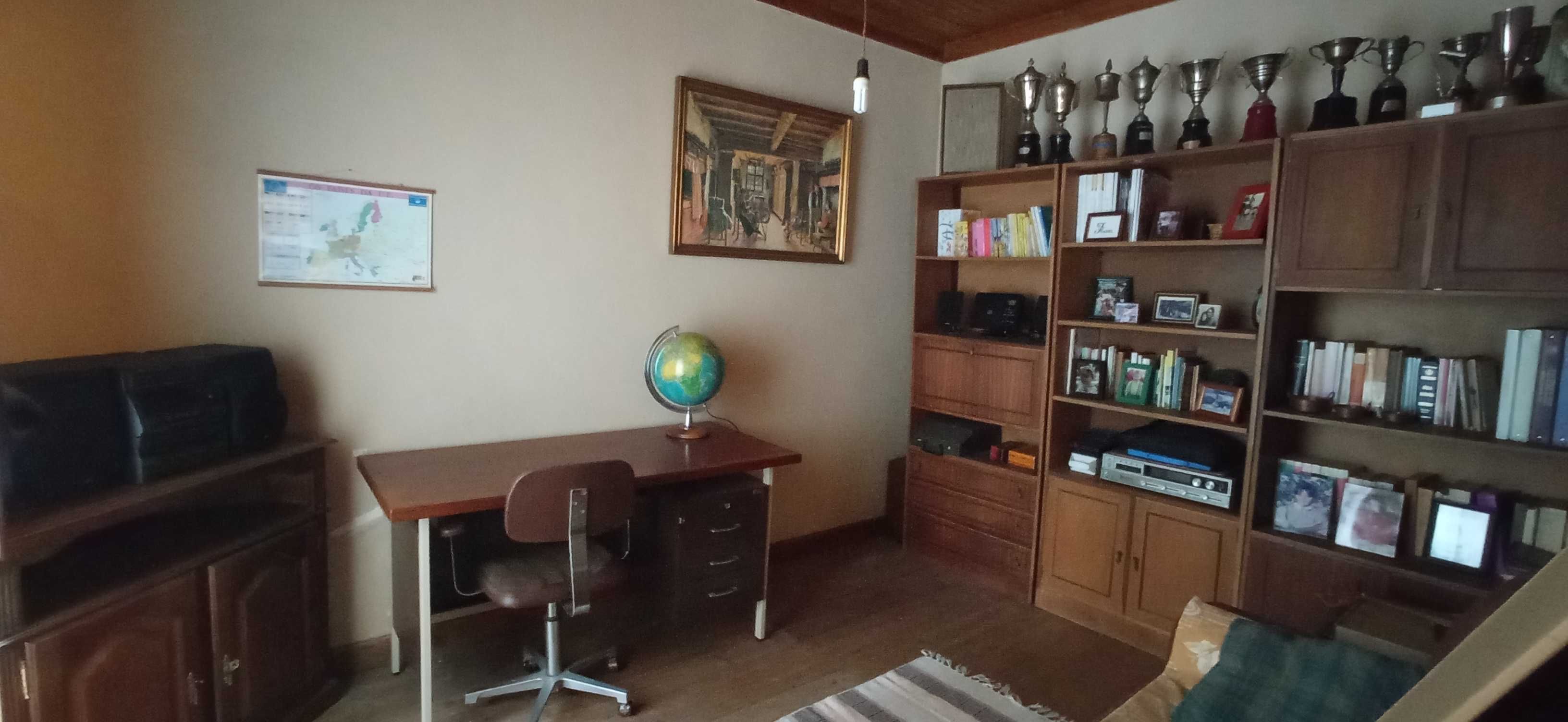 Casa de estilo rústico com excelente localização. Junto ao parque.