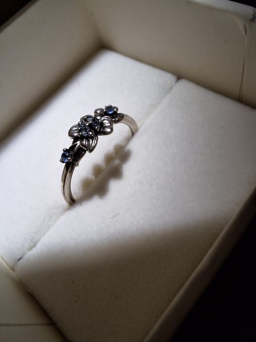 Pierścionek Apart srebrny z kwiatami i niebieskimi cyrkoniami