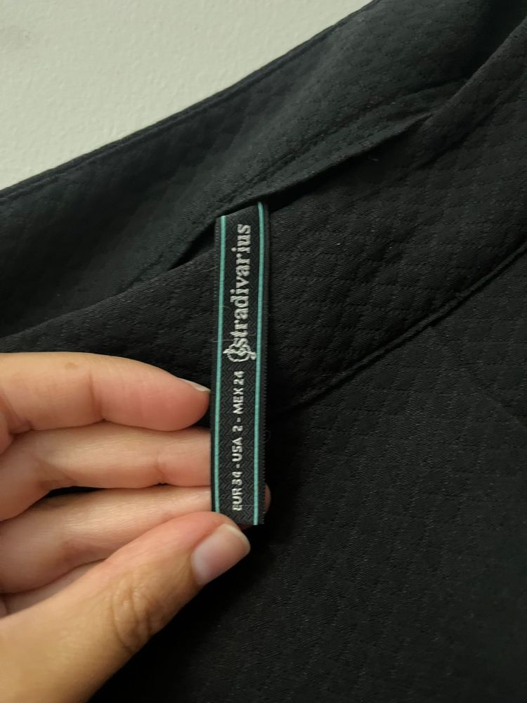 Calção/saia Stradivarius tamanho 34 ( veste 36 ) com tecido com textura cinta média aperta de lado