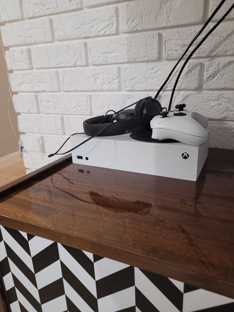 Xbox series s sprawny z grami i padem i słuchawkami