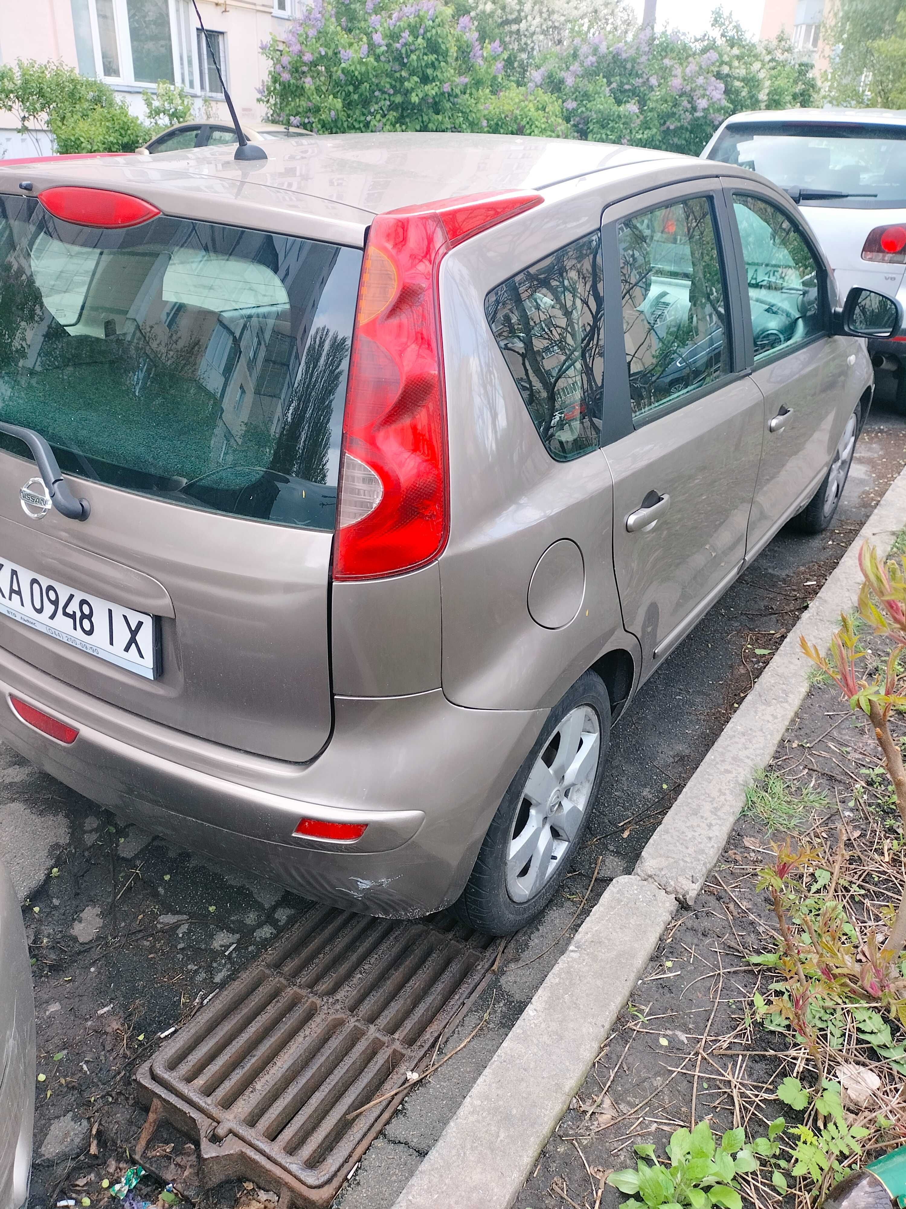 Зручний сімейний автомобіль Nissan Note