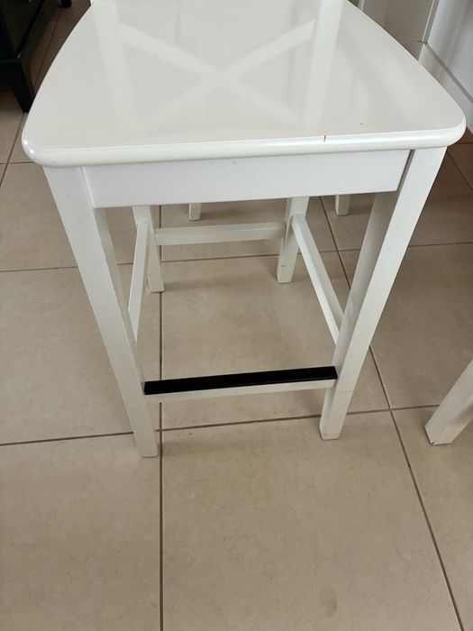 Dwa hokery , krzesła barowe .