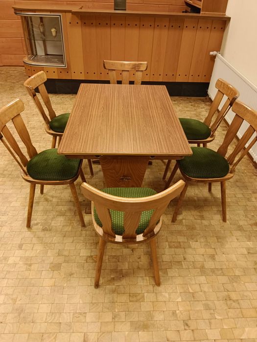 Stoły i krzesła drewniane