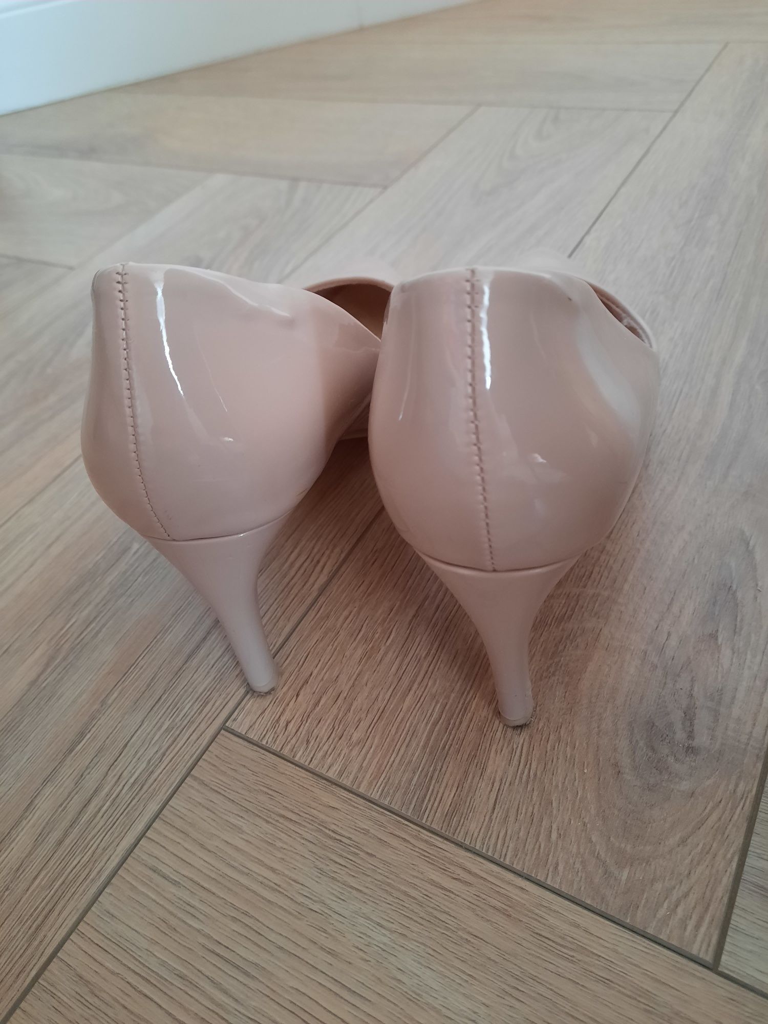 Beżowe lakierowane szpilki Reserved r.38