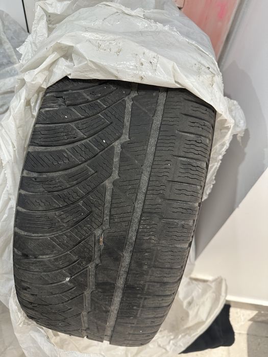 Безкоштовно віддам шини 235/45 R17