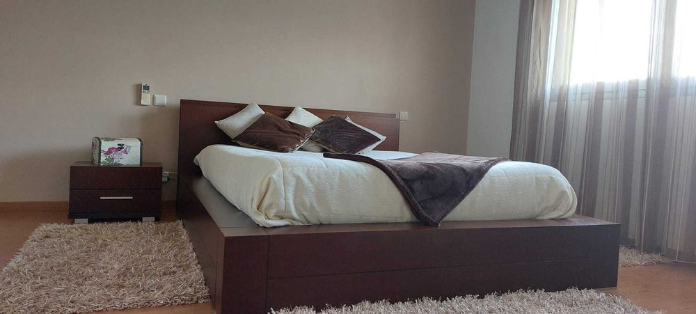 Cama casal robusta em muito bom estado, como nova.