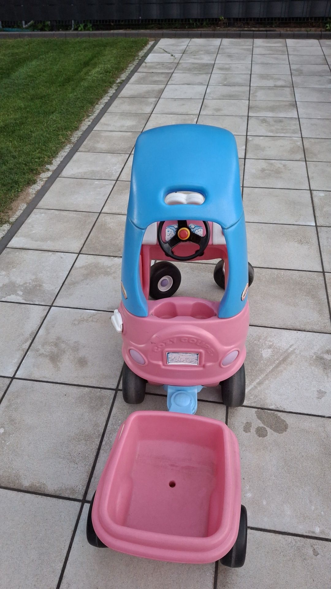 Jeździk Little Tikes 614798 WYJMOWANA PODŁOGA autko plus przyczepka