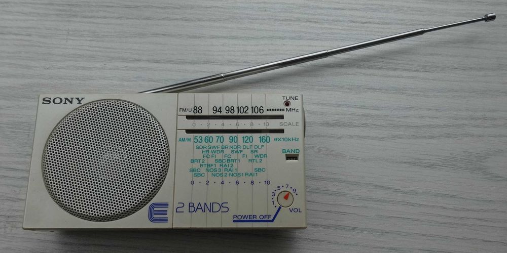 Портативнийі радіоприймач SONY ICF-12.