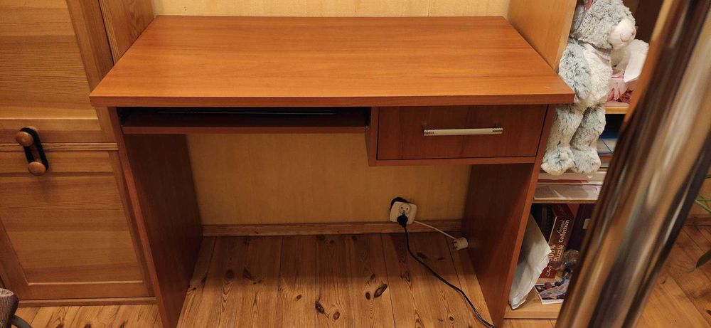 biurko z szufladą