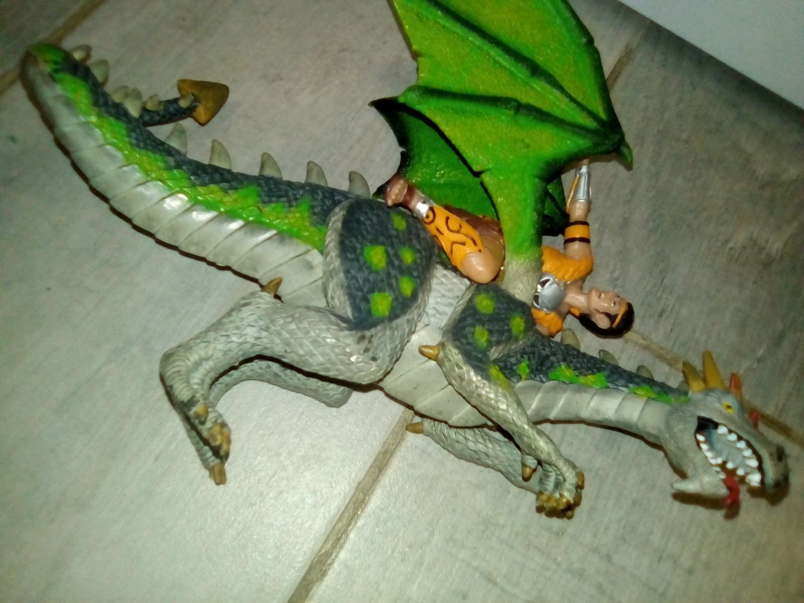Продам фигурку дракона резинового