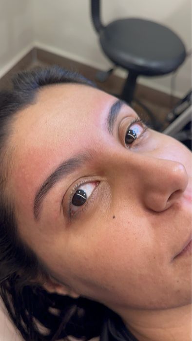 Extensão de unhas, verniz gel, pedicure e design de sobrancelhas.