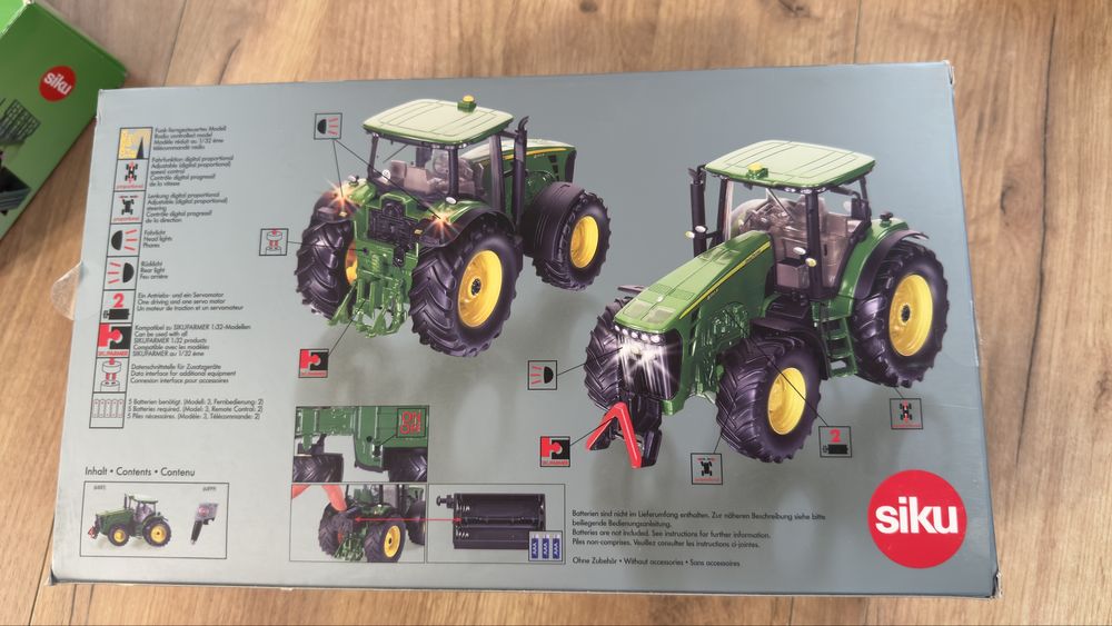 Traktor John Deere z przyczepa. Zdalnie sterowany, metalowy. Nowy