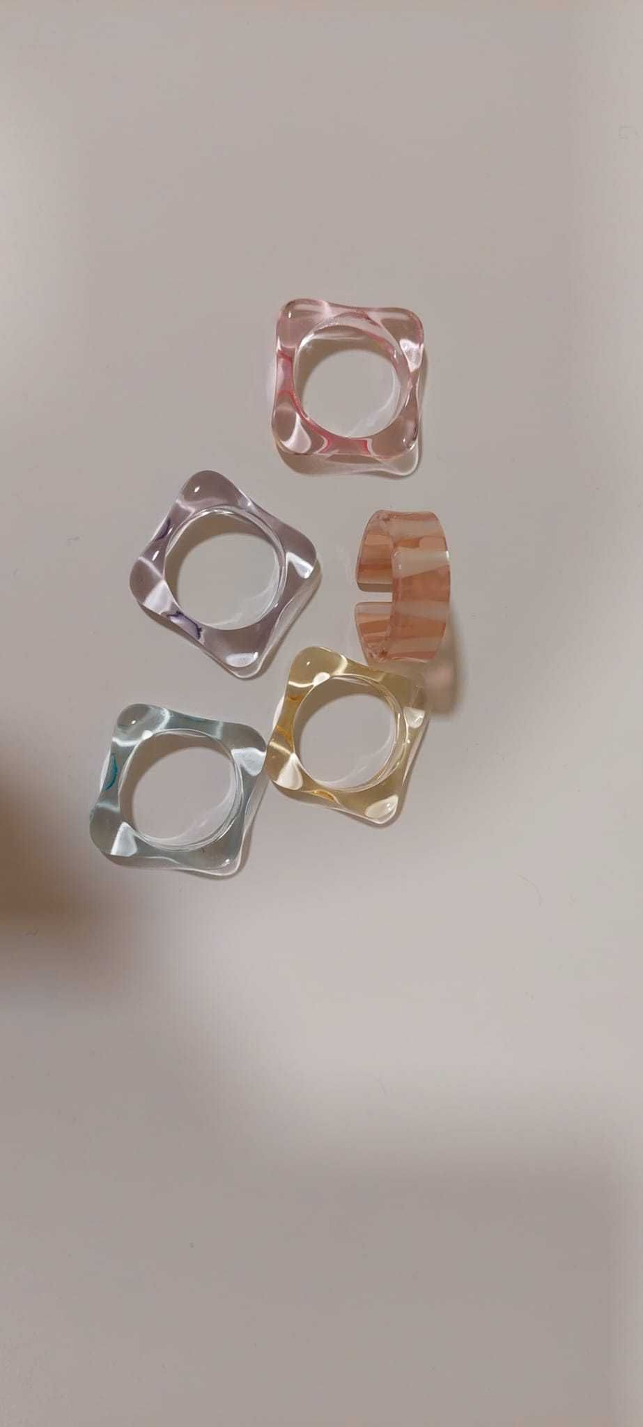 Anéis de resina multicoloridos