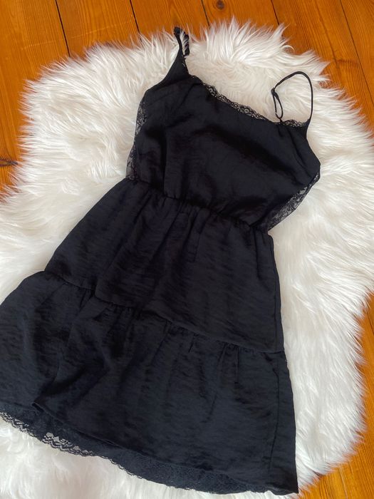Czarna sukienka Bershka xs