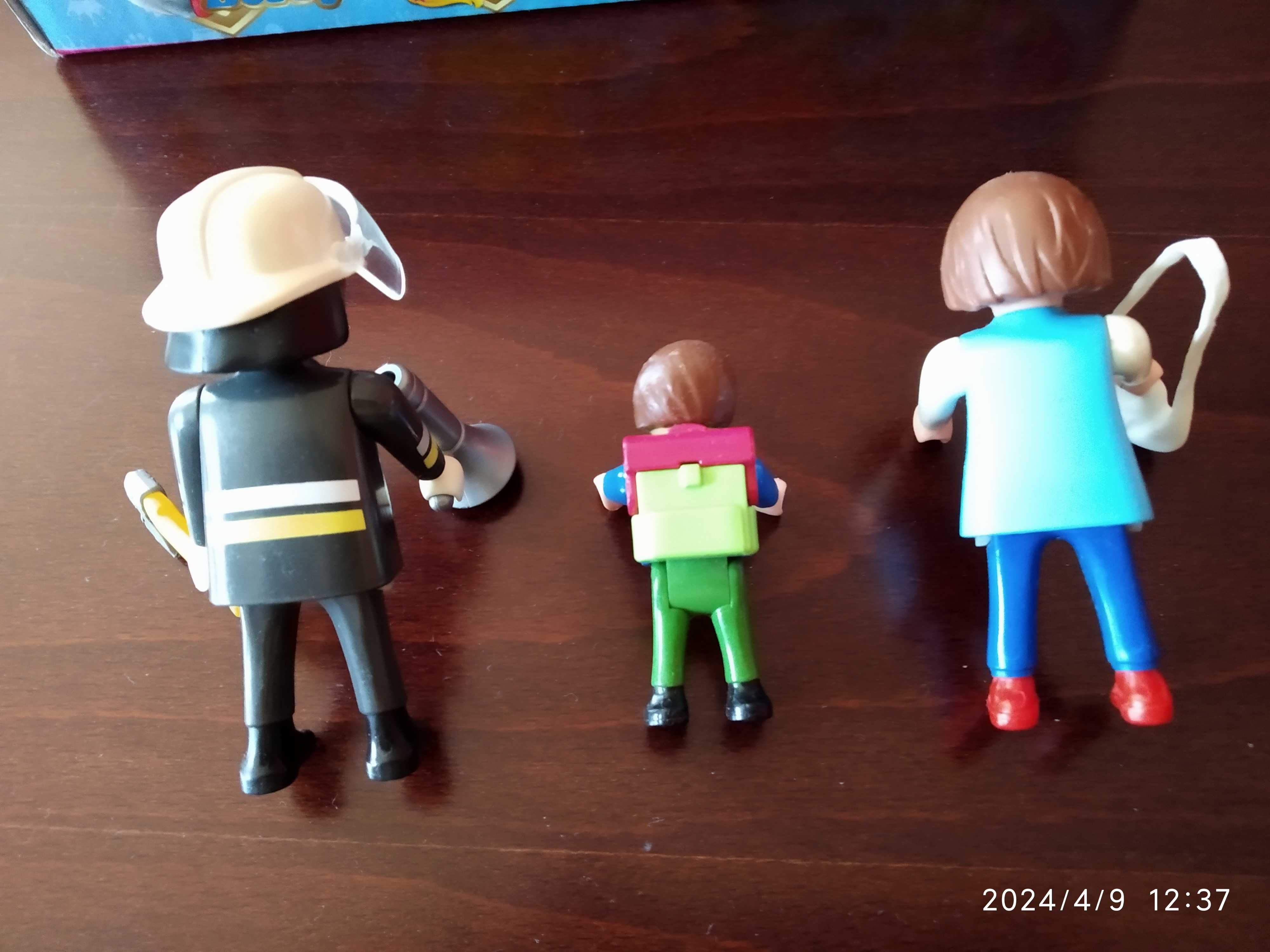 Playmobil figurka strażak w hełmie + mama z synem