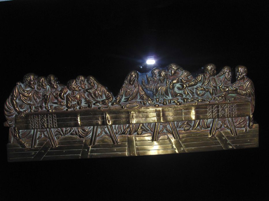 Última ceia de Cristo em cobre fixada em vidro preto