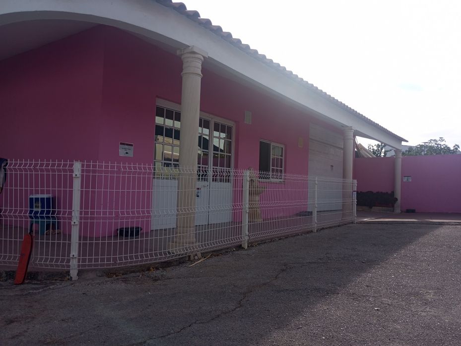 Villa composta de  3 casas:vivenda+ chalet de madeira+casa+ piscina