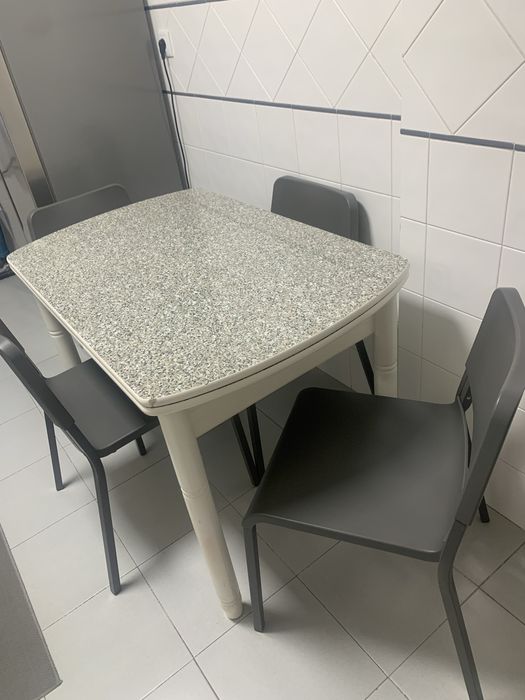Mesa com quatro cadeiras