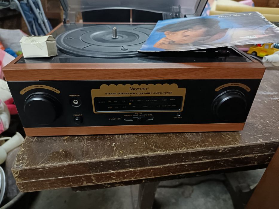 Gira discos com rádio e vinil