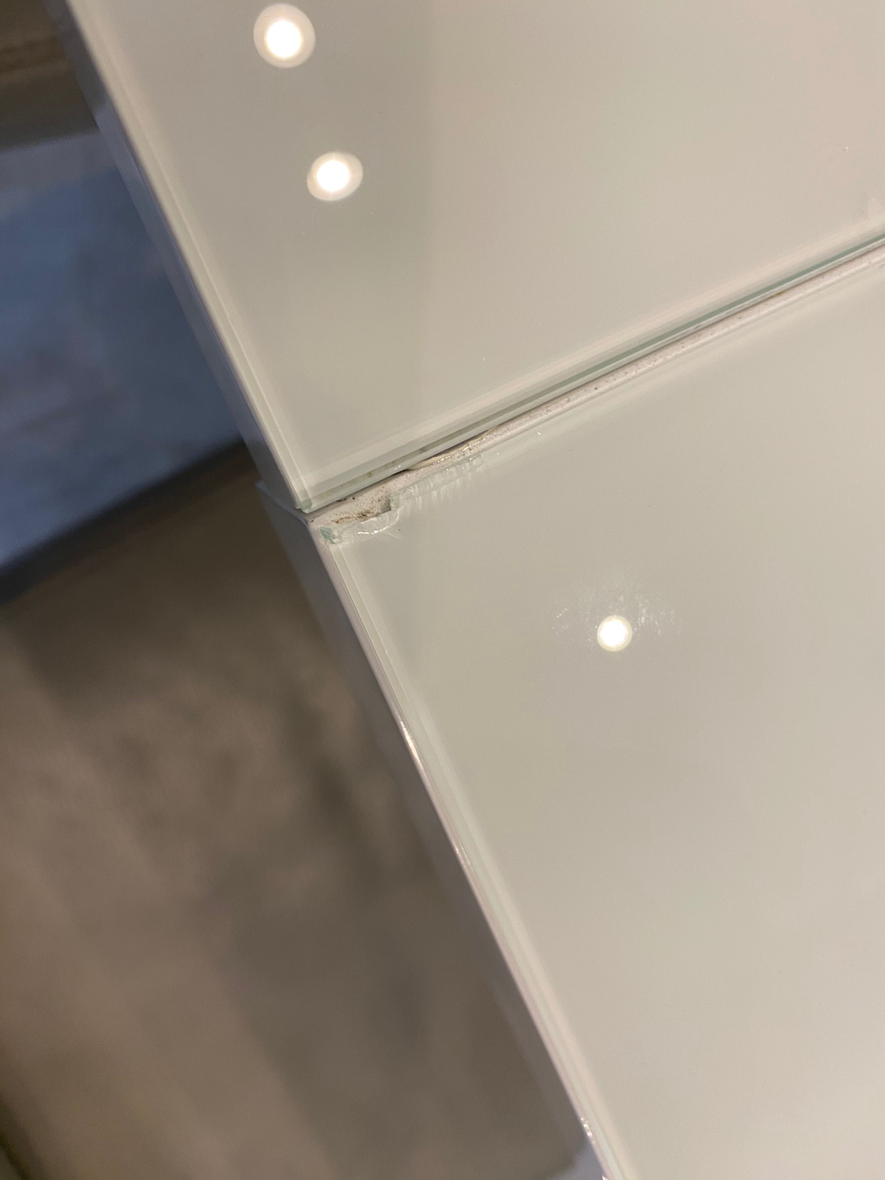 Biały szklany rozkładany stół 140 cm x 80 cm przed rozłożeniem
