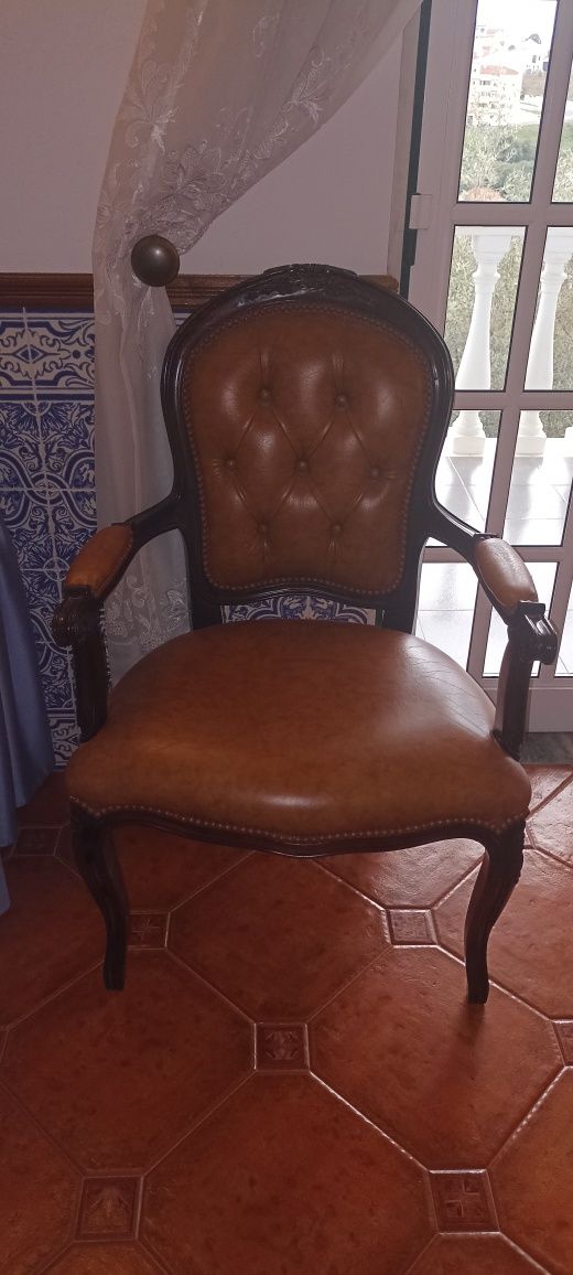 Móveis antigos e senhorinha