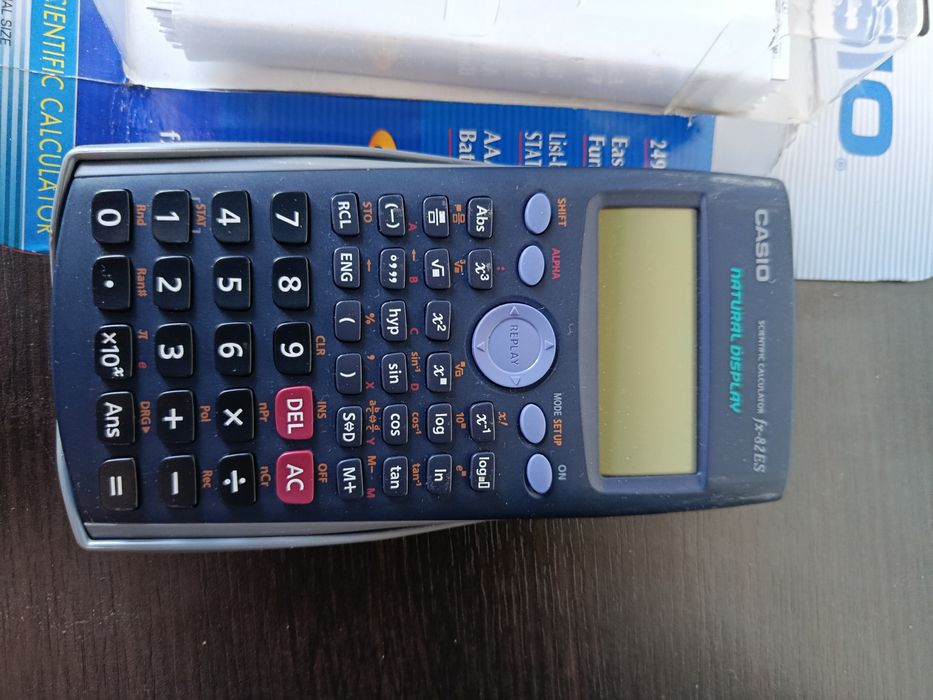 Kalkulator naukowy Casio FX-82ES