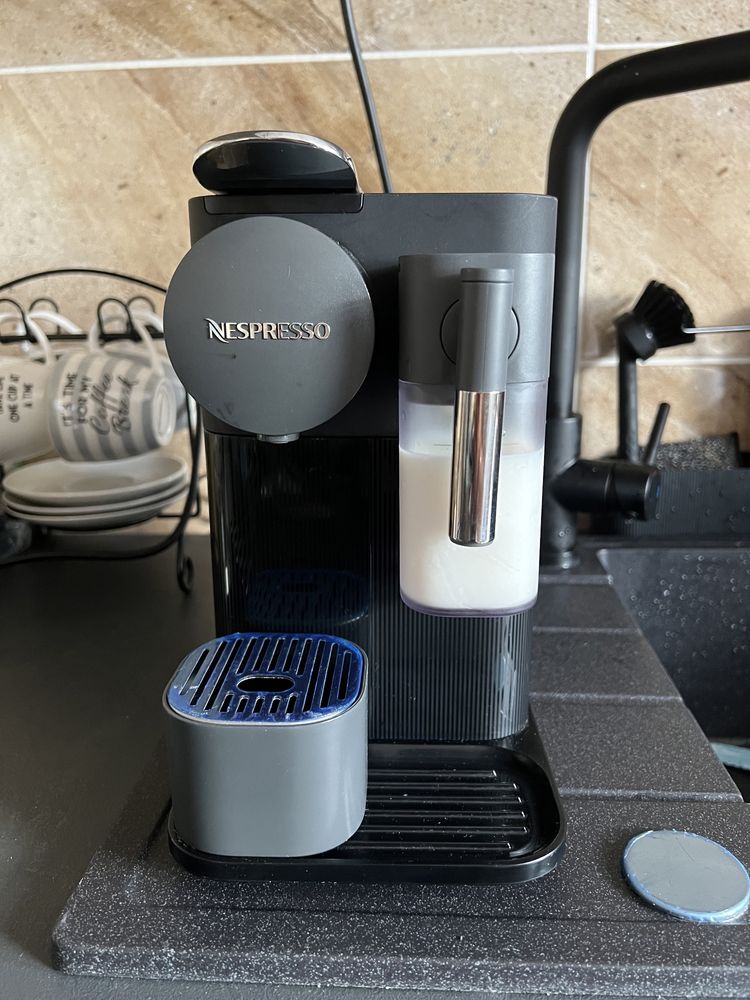 Ekspres Delonghi Nespresso Lattissima mało uzywany