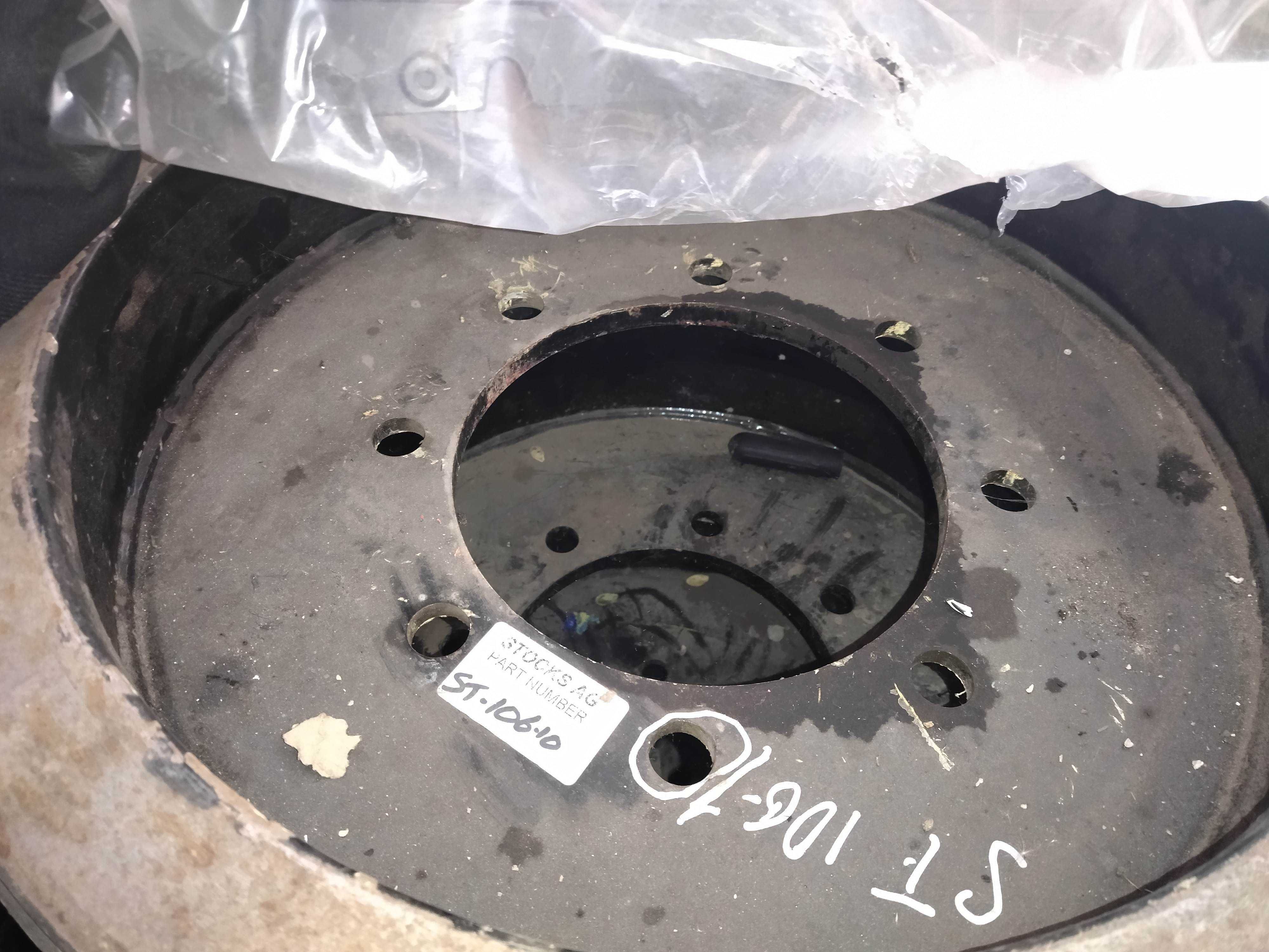 ST10610 Коток опорний гусеничного ходу великий John Deere