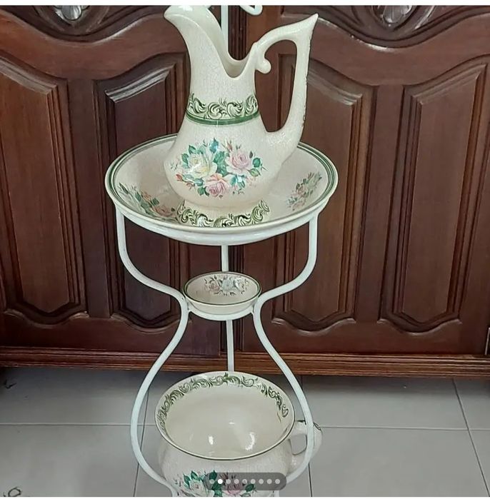 Lavatório  antigo portátil  com louça  Alcobaça e espelho