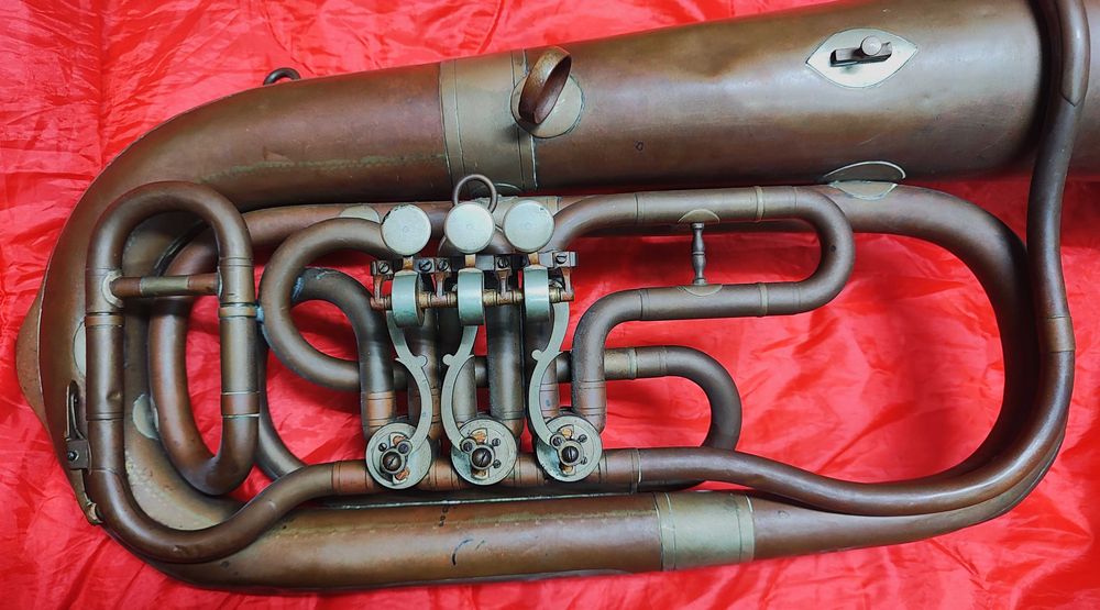 Tuba basowa w stroju F