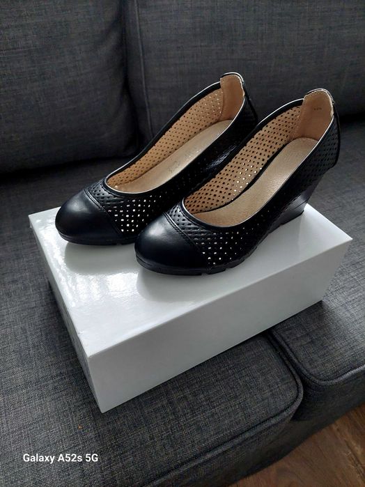 Buty damskie na koturnie