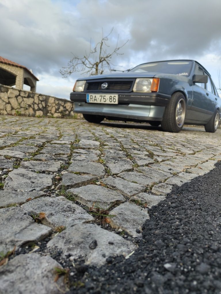 Corsa 1.2 tr clássico com bastantes extras