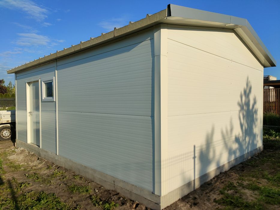 Garaż z płyty warstwowej