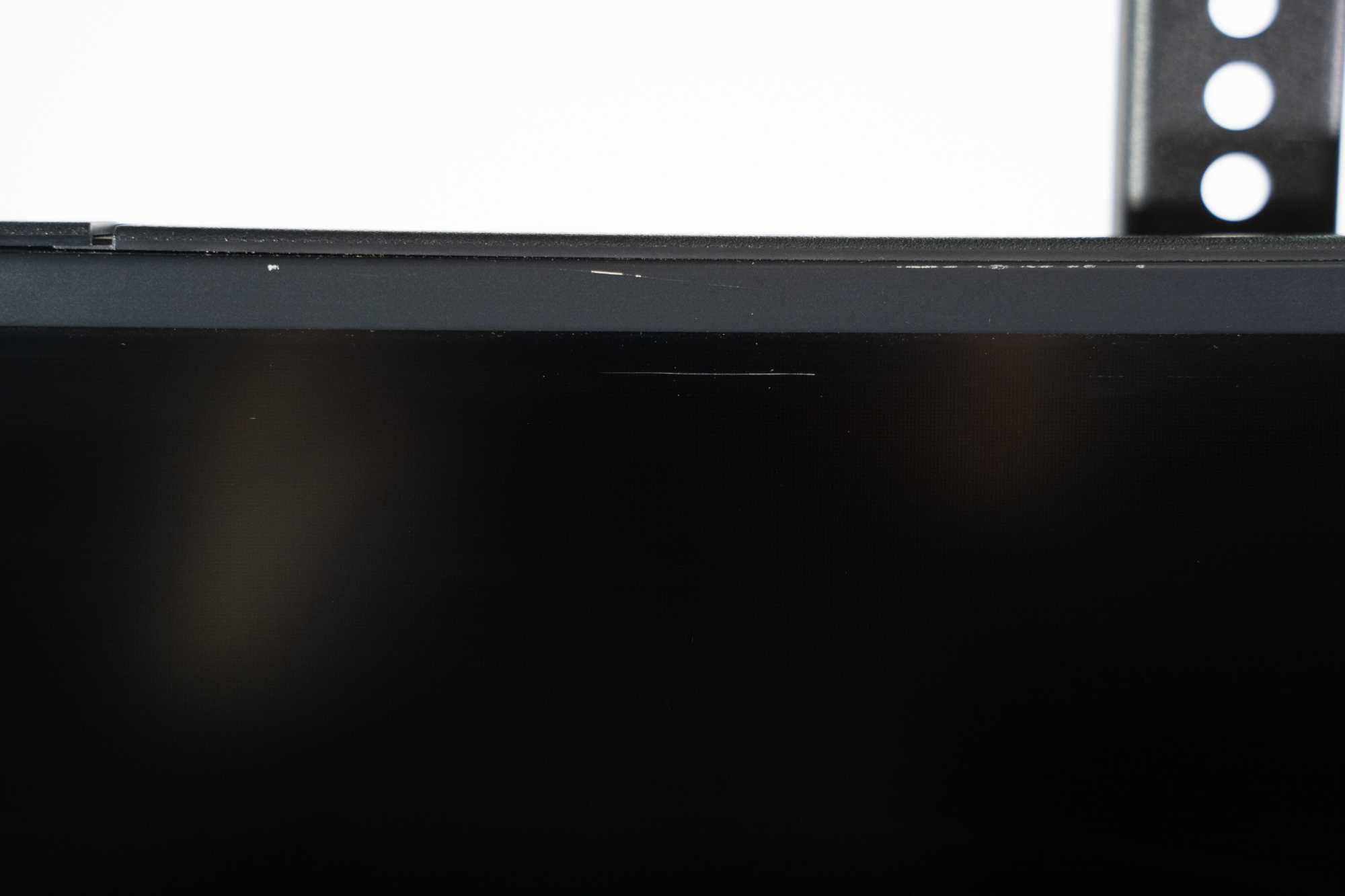 NEC C431 43” – sprawny, 4K, rysy przy krawędziach ekranu