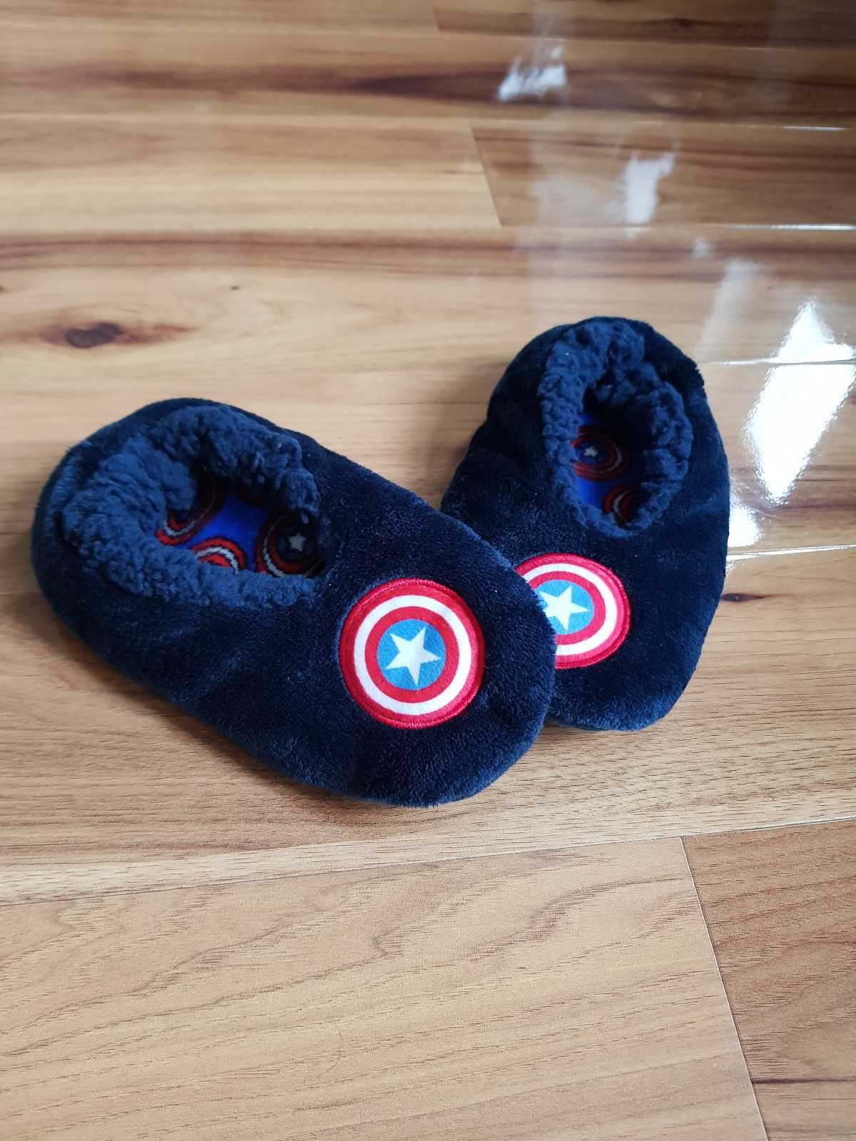 Kapcie  Marvel Avengers Kapitan Ameryka Disney nowe 3-6 EUR 28.5-30.5