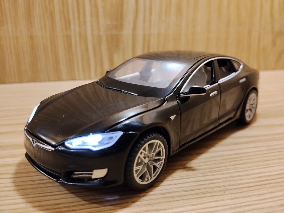 Модель Tesla model S 100d 1:32 Автопром металл свет звук инерция Тесла