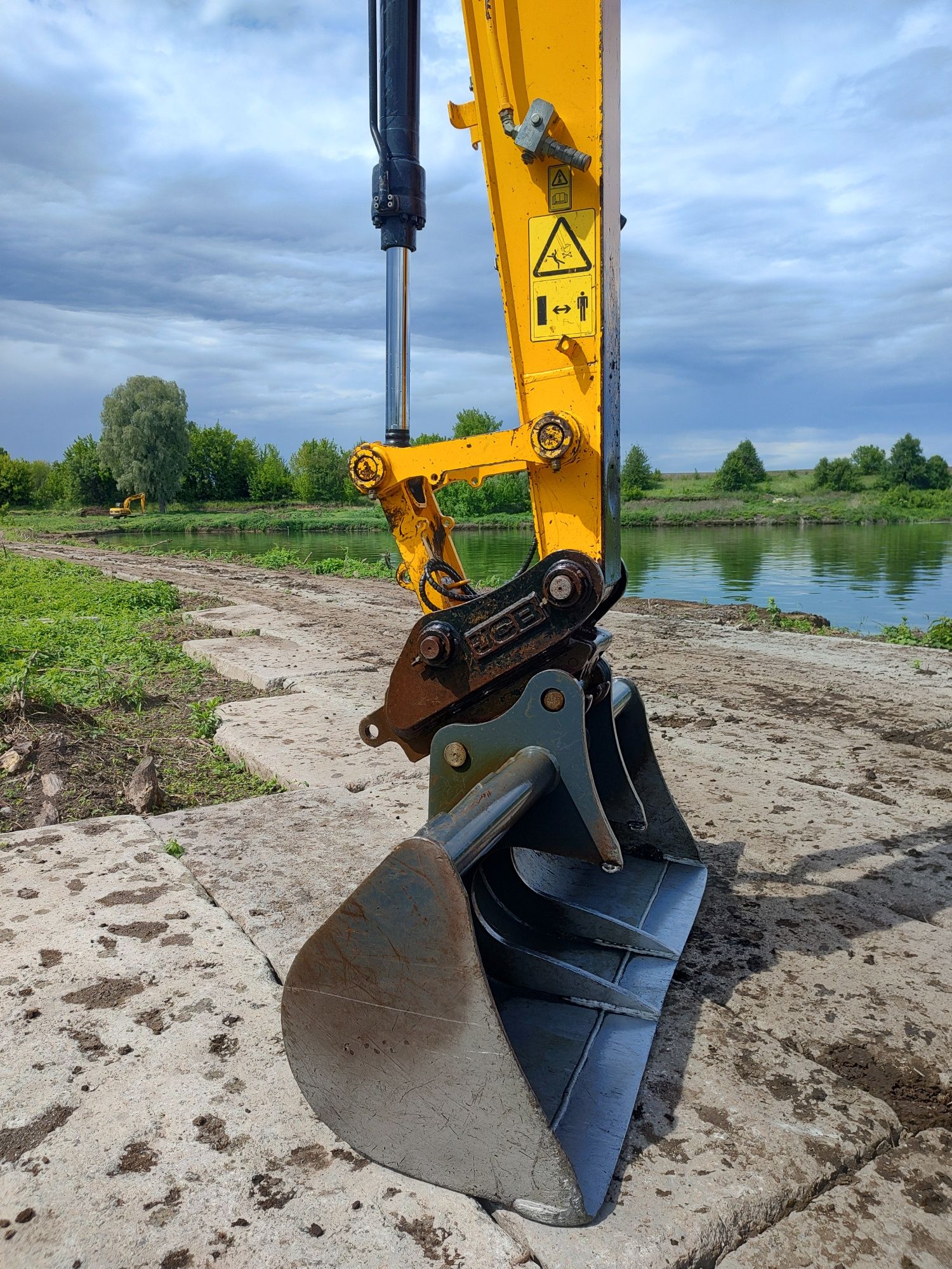 Jcb jc 130 Lc + гусеничний екскаватор