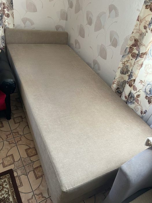 Tapczan jasny solidny