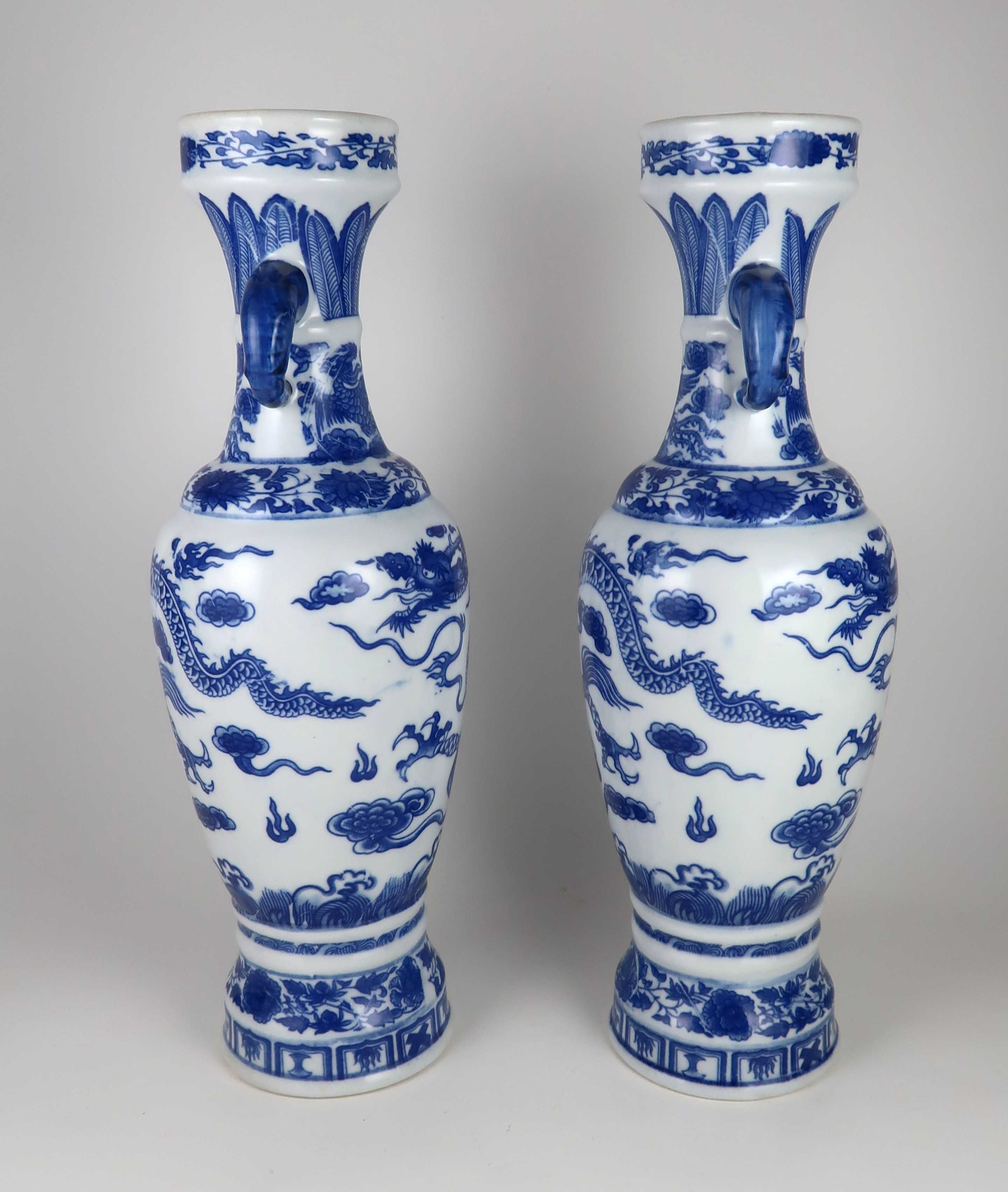 Par de Jarras em porcelana azul e branca da China, Dragões