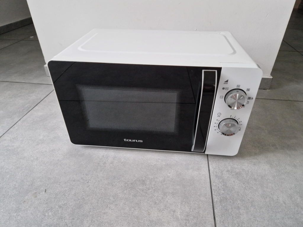 Kuchenka mikrofalowa 1150 W z funkcją grilla W BARDZO DOBRYM STANIE
