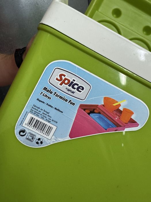 Vendo geleira, ofereço a mais pequena