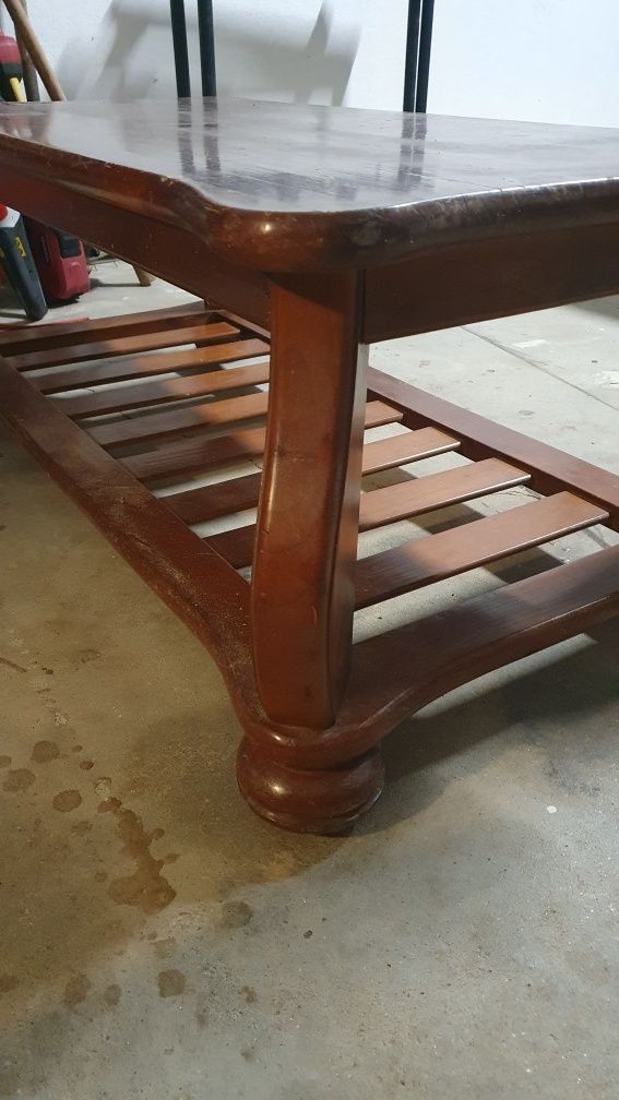 Mesa de madeira com arrumação