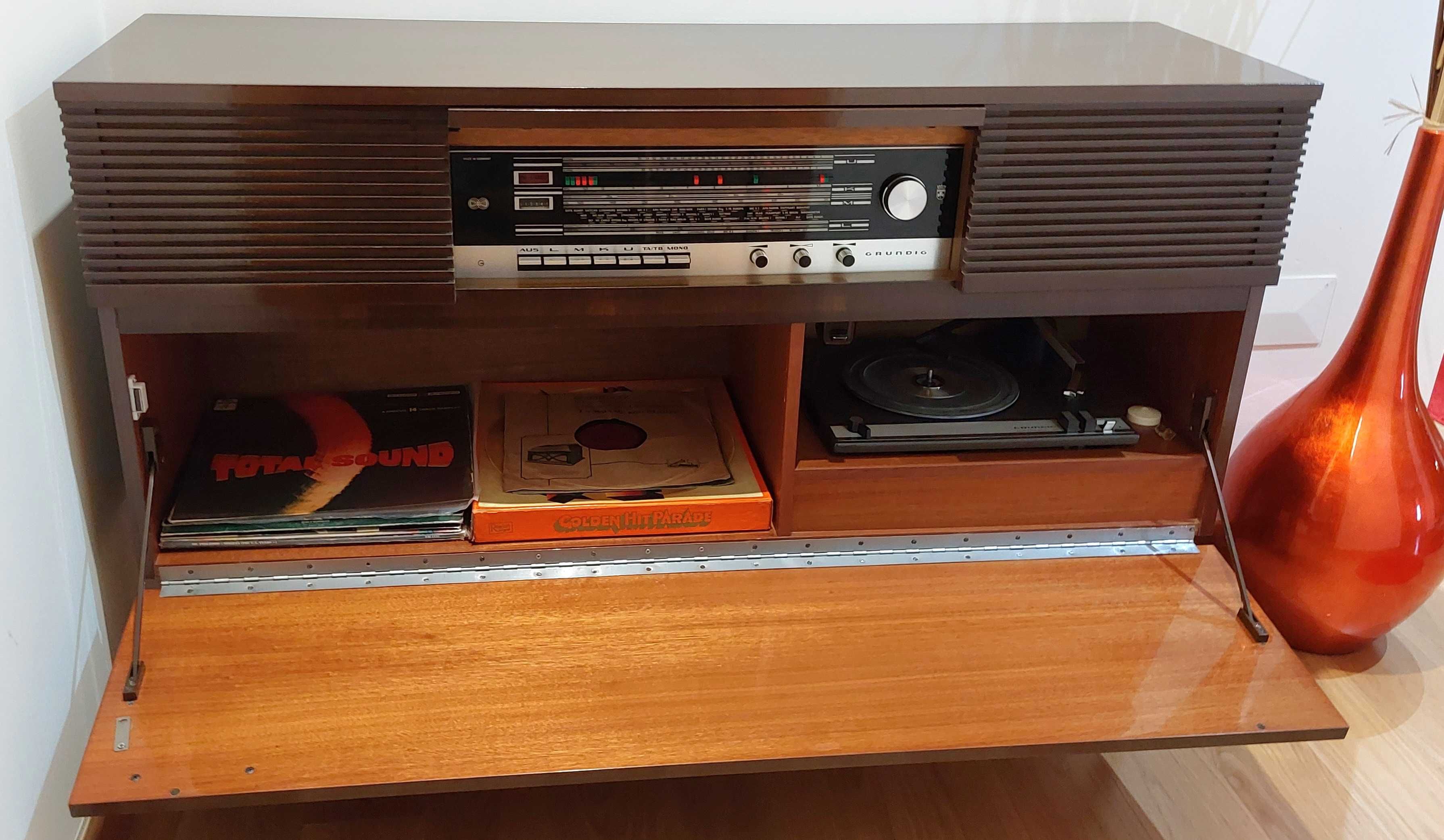 Consola vintage com rádio e gira discos da Grundig