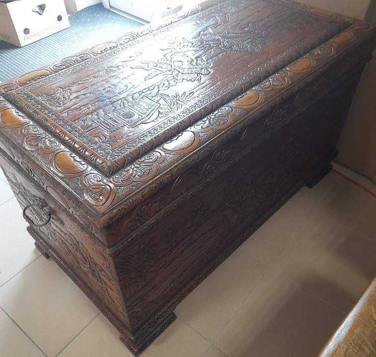 Kufer drewniany rzeźbiony