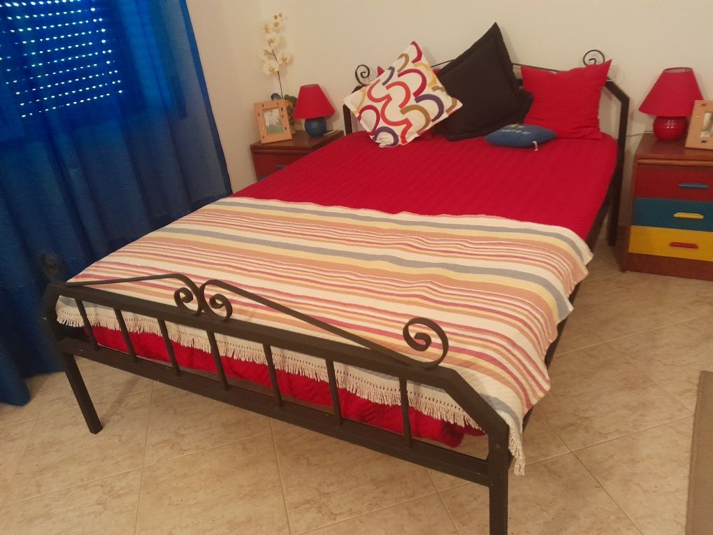 Cama de casal em ferro forjado