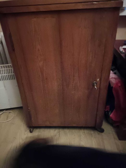 Maszyna do szycia z szafką Łucznik