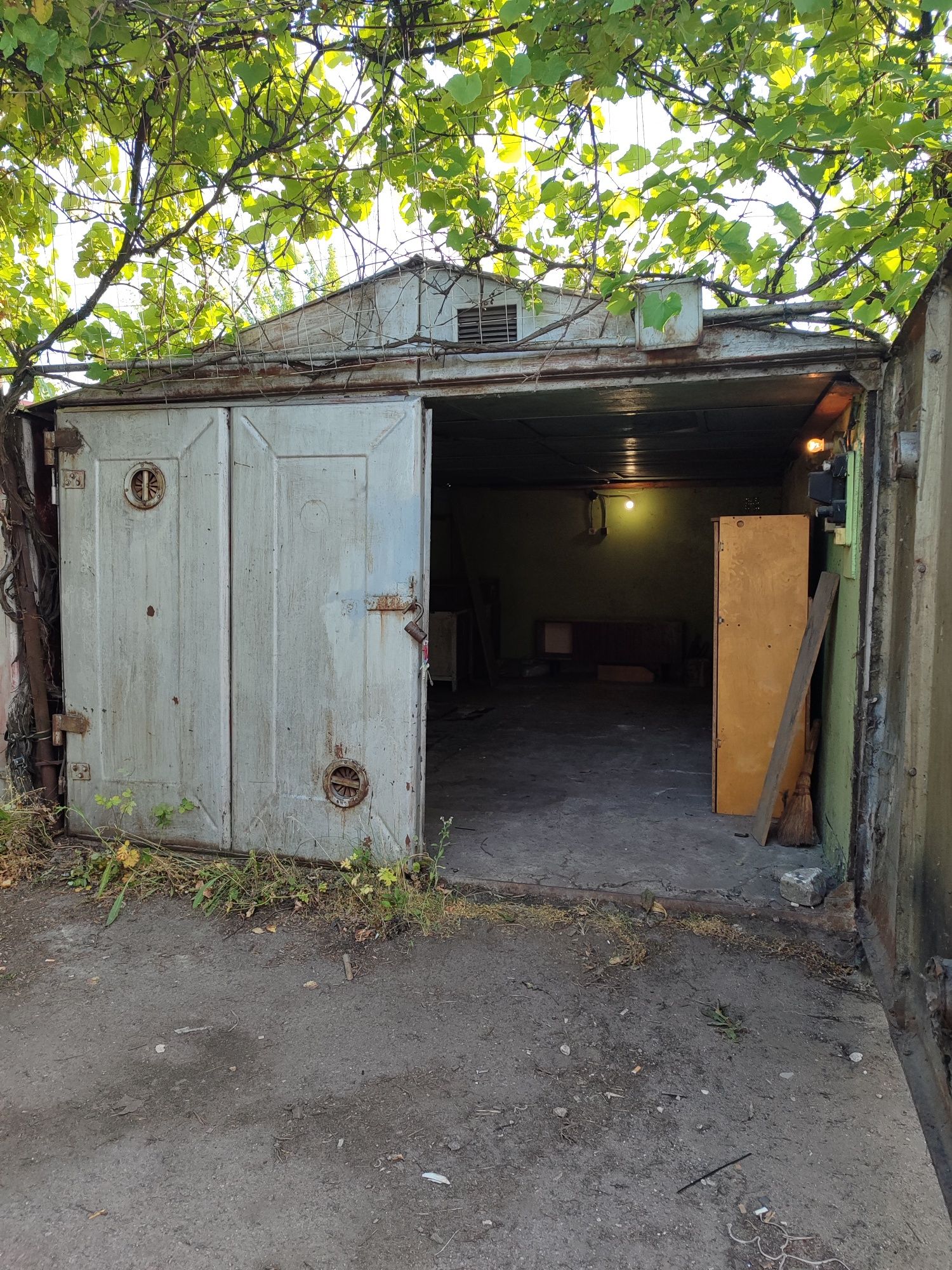 Продам гараж автокааператив 'Надія" р,н. Автори. вул,Будіндустріїді