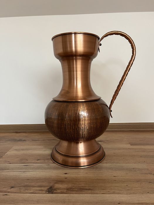 Antyczny miedziany dzban dekoracyjny – duży, ręcznie wykonany (57 cm)